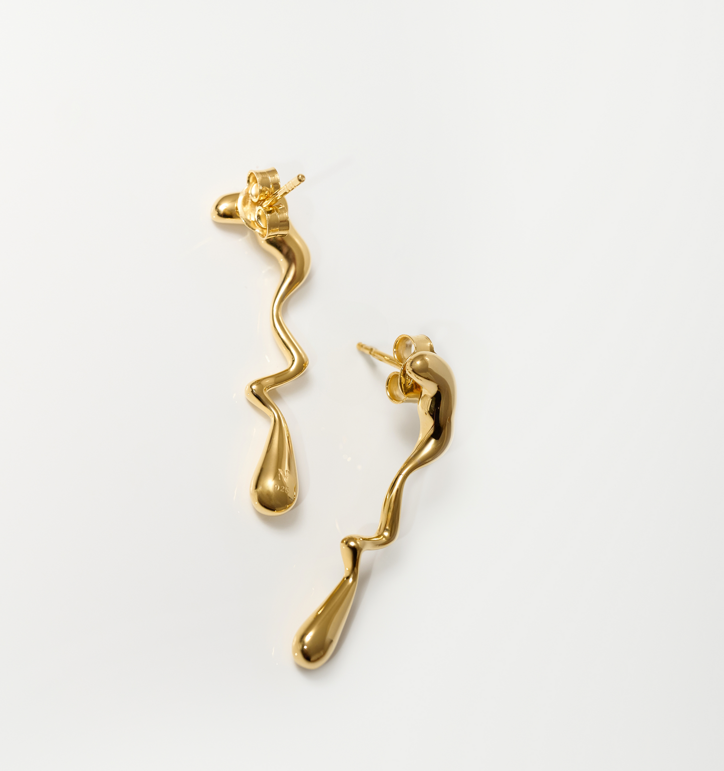 Elegant gold Caia Earrings with fluid, flame-inspired curved design