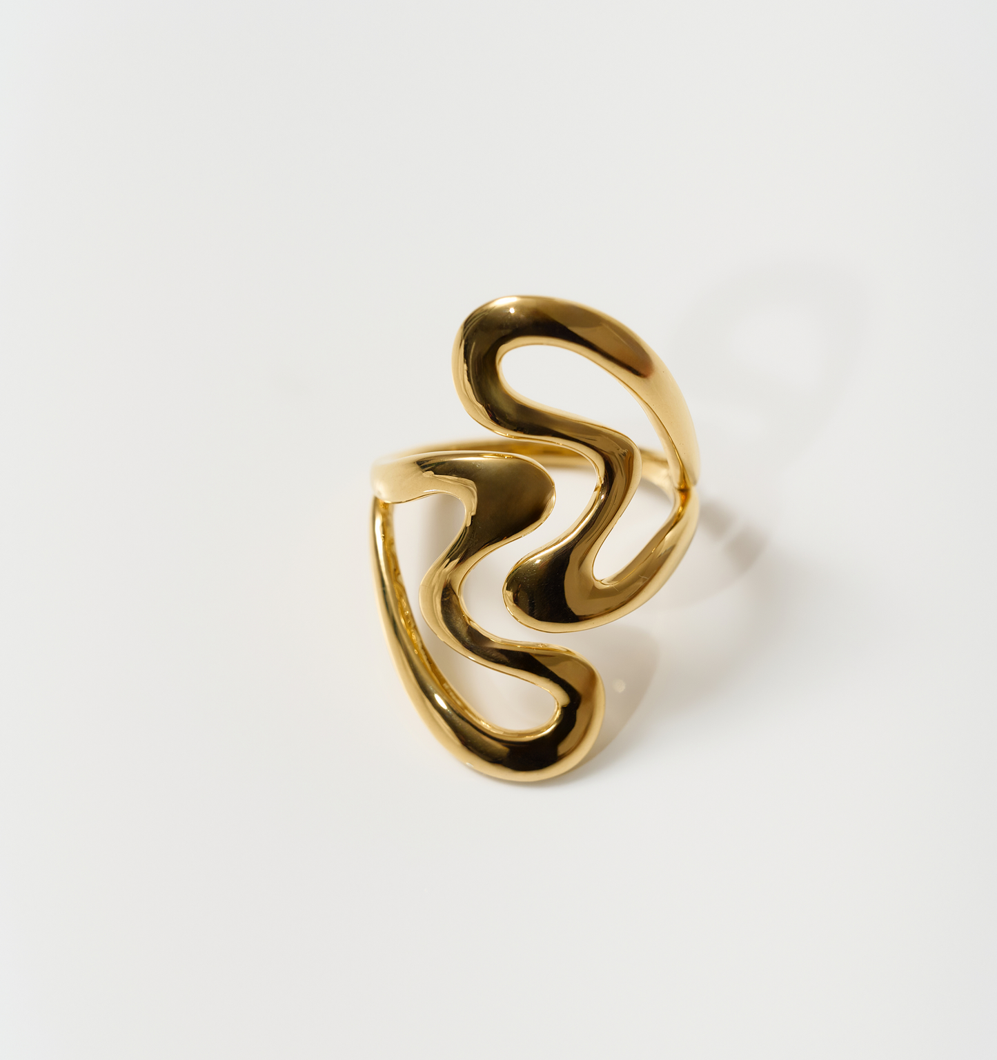 Samvaar Ring featuring two intertwined gold hearts symbolizing unity and eternal love