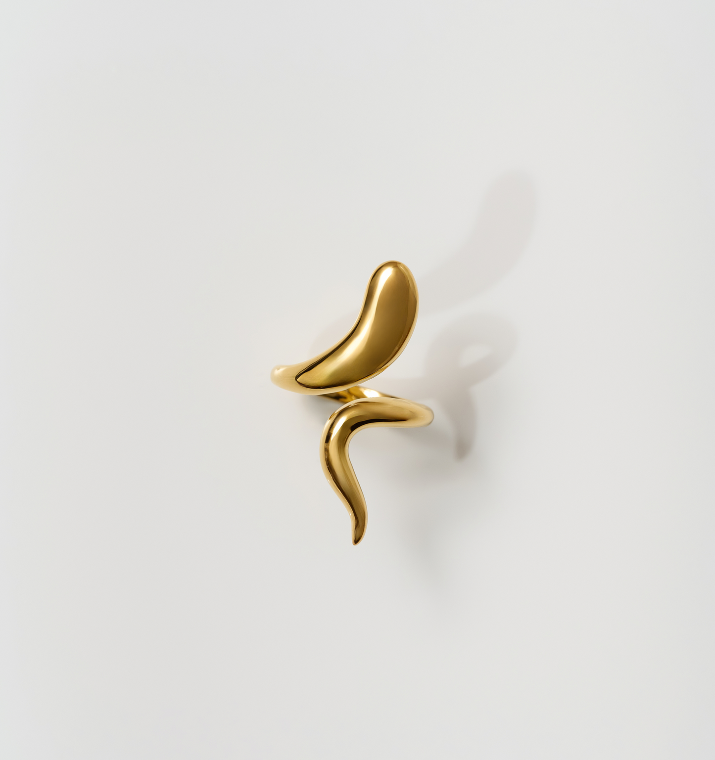 Saachi Ring elegant gold bold sweeping design jewelry accessory