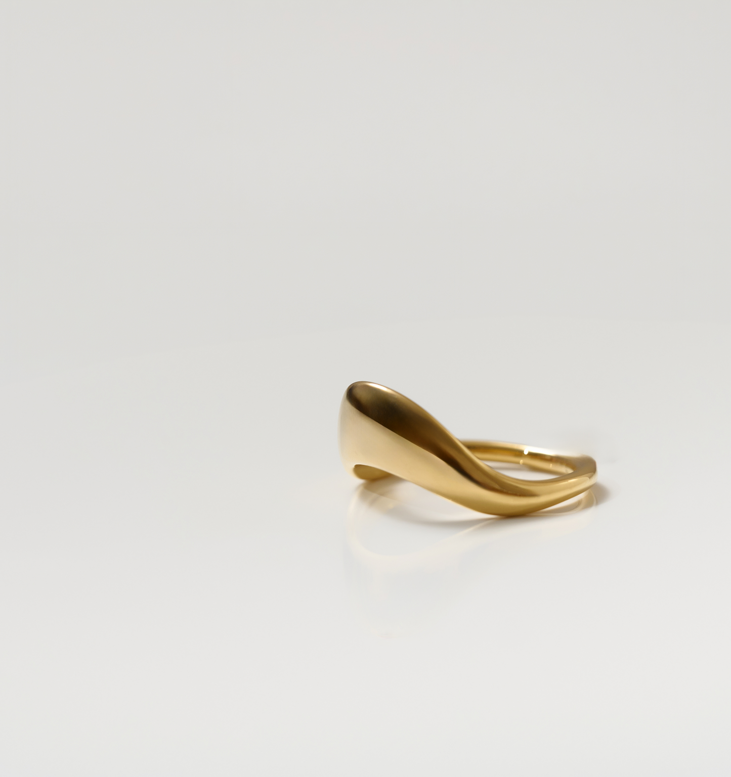 Minimalist gold Alav Ring with smooth, flowing design symbolizing harmony and stillness.