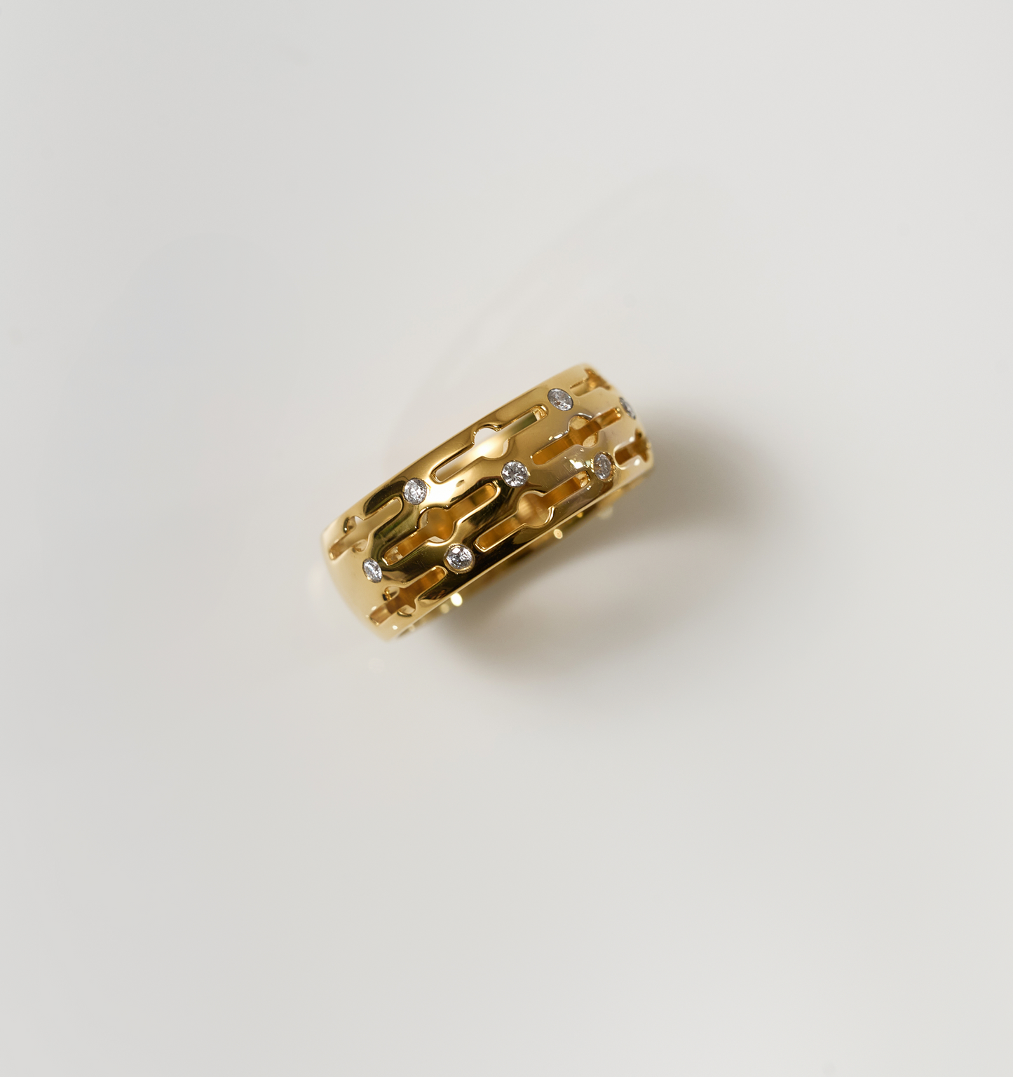 Golden Svar Ring with seven lab-grown diamonds in a musical note design