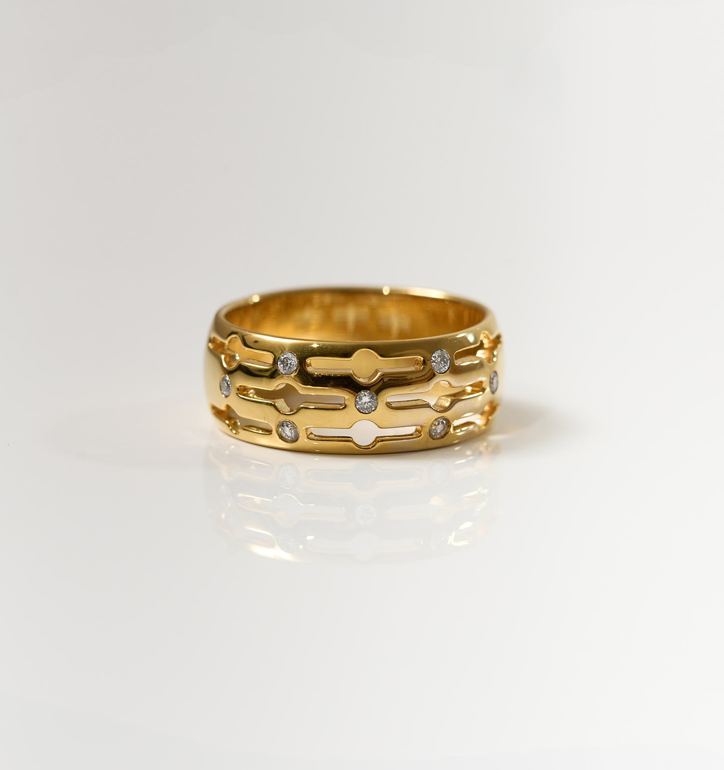 Golden Svar Ring with seven lab-grown diamonds arranged like musical notes on a band