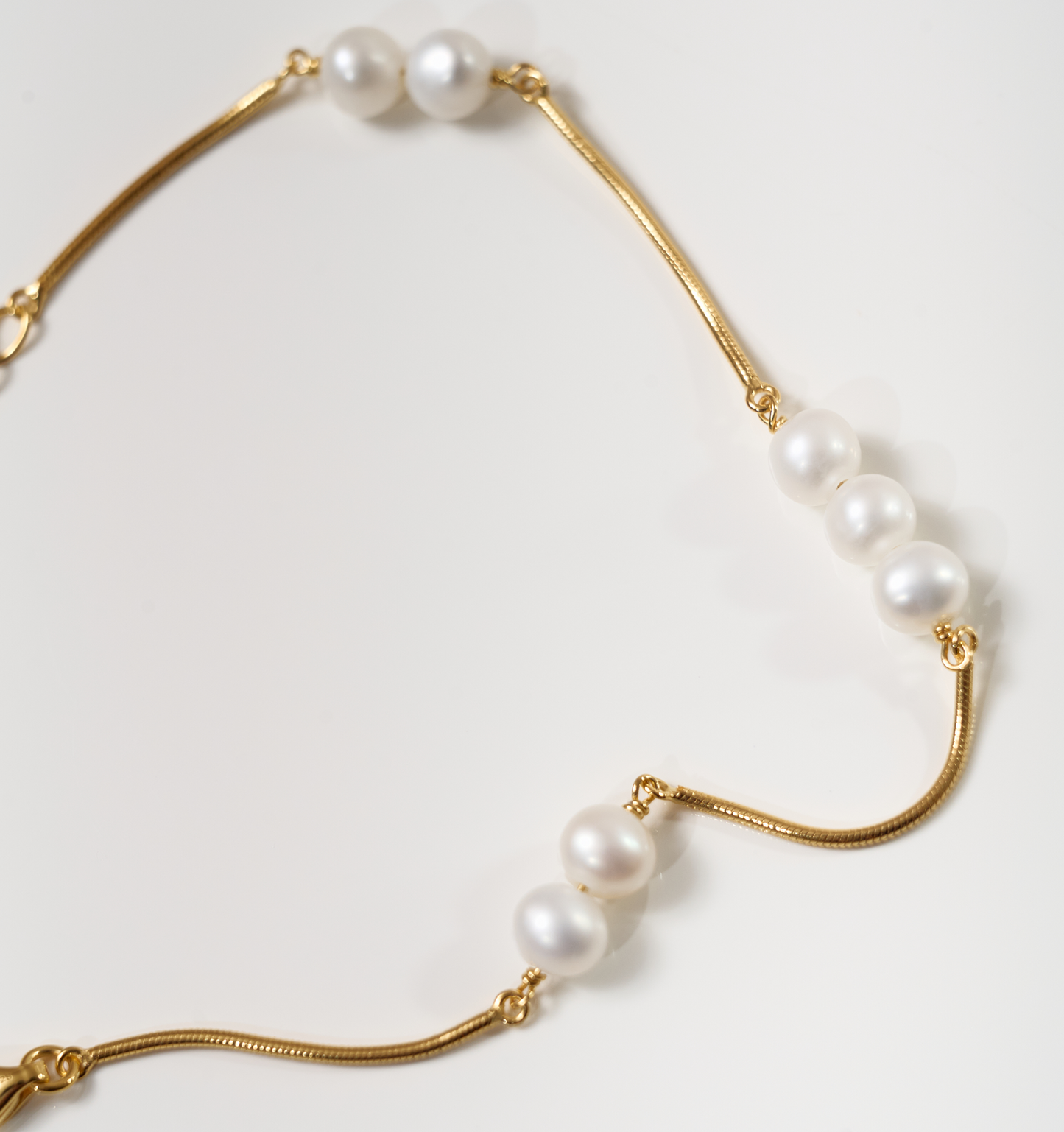 Kanik Bracelet with gold chain and scattered pearls design