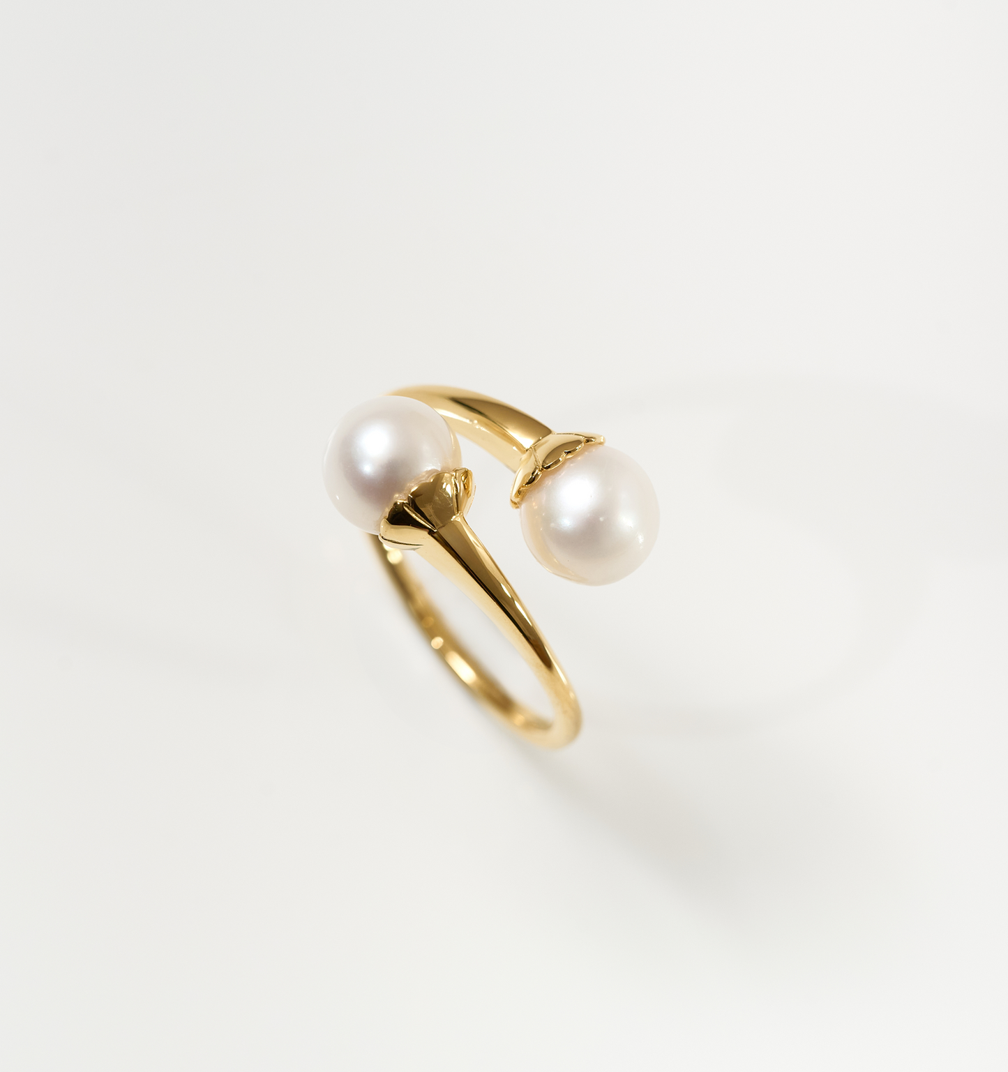 YugYagn Ring with two pearls on a gold band symbolizing love and time
