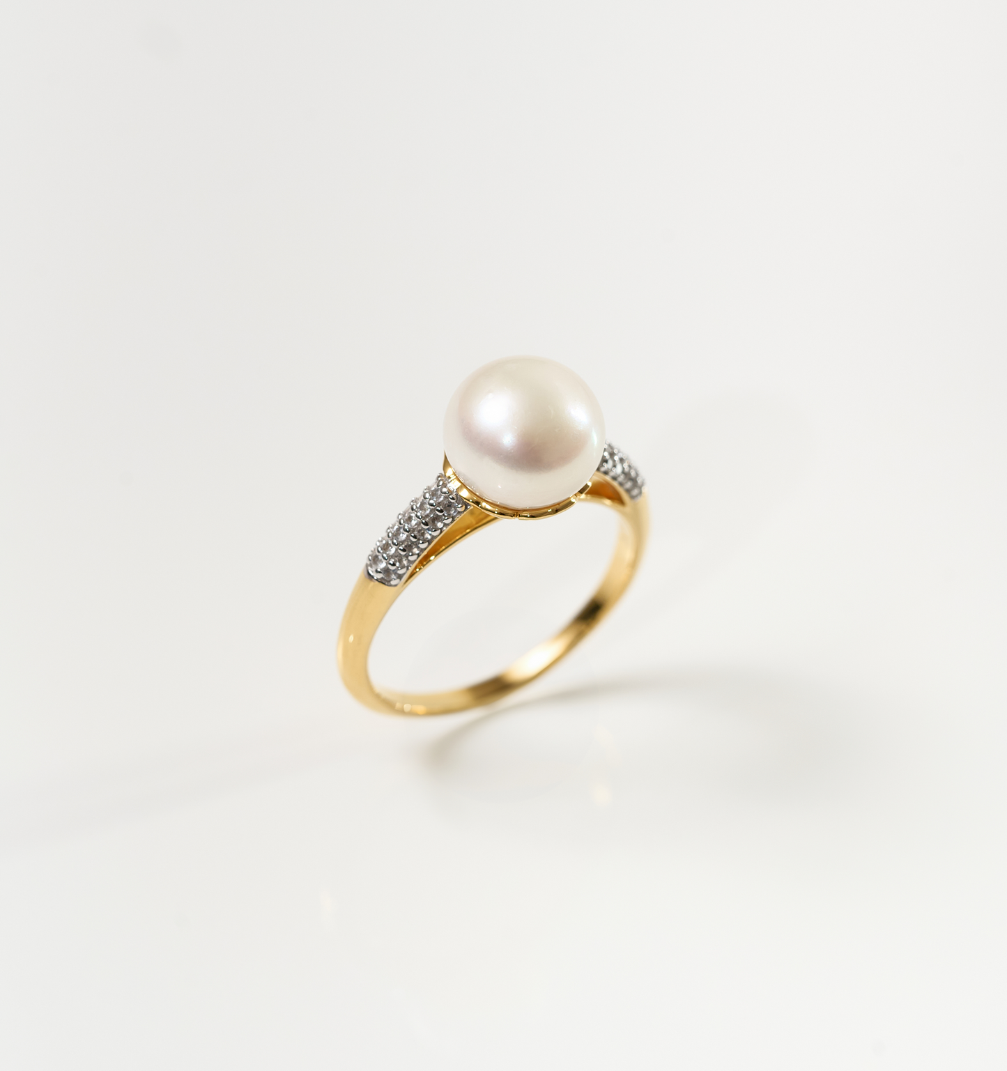 Sitara Ring with luminous pearl and 36 white topaz on gold band