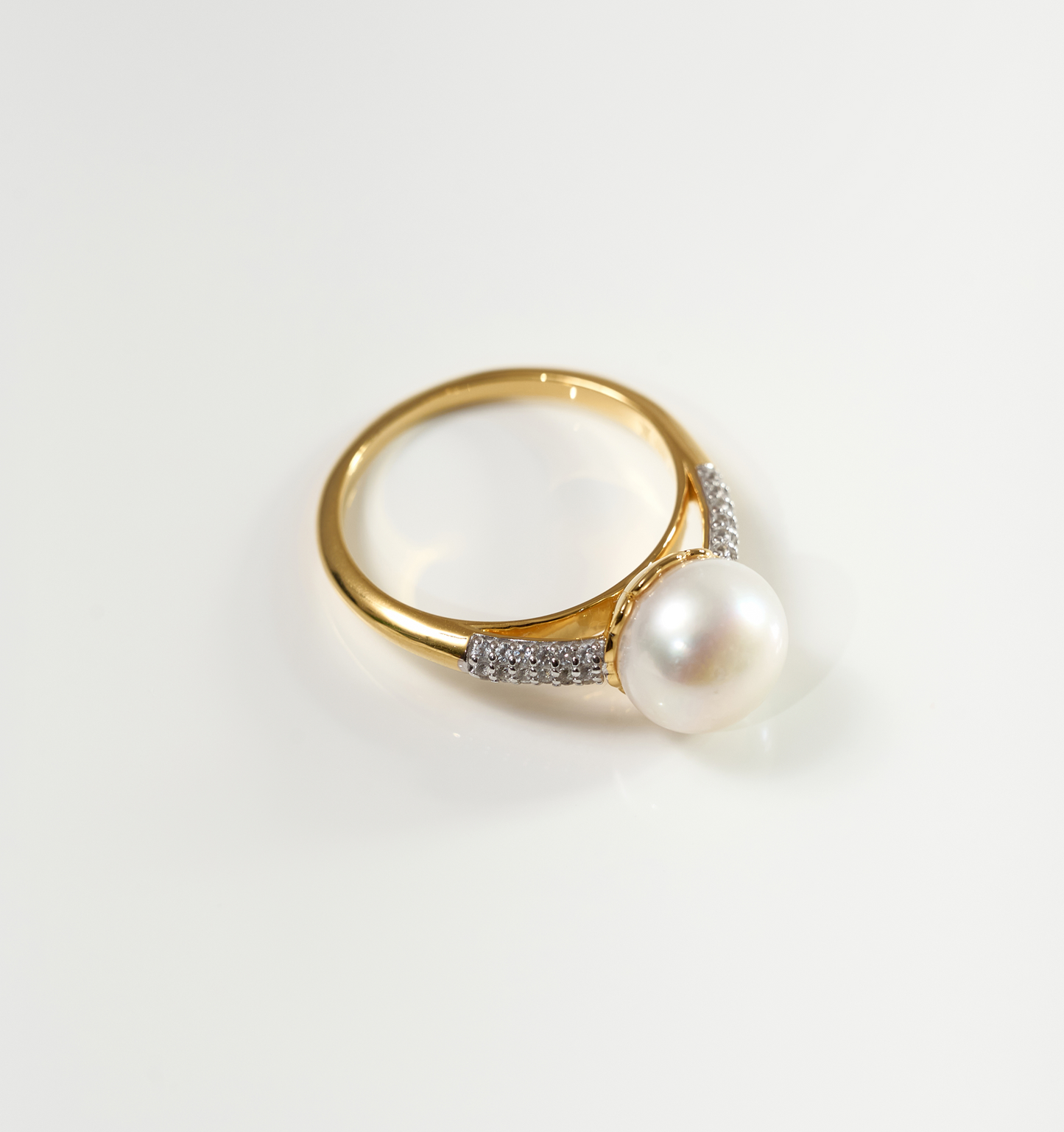 Sitara Ring with luminous pearl and 36 white topaz on gold band