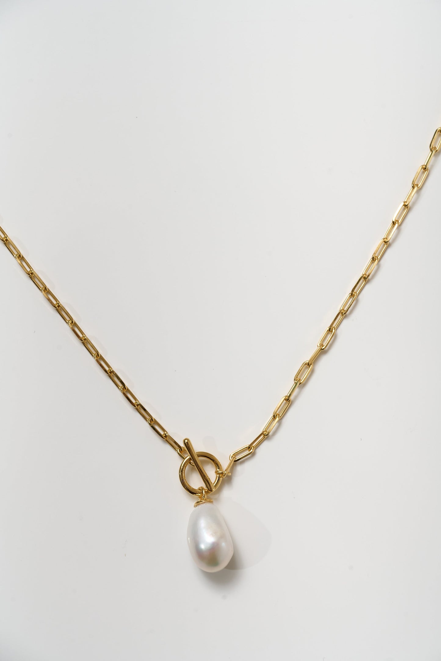 Rayi Necklace gold chain with single pearl pendant on white background
