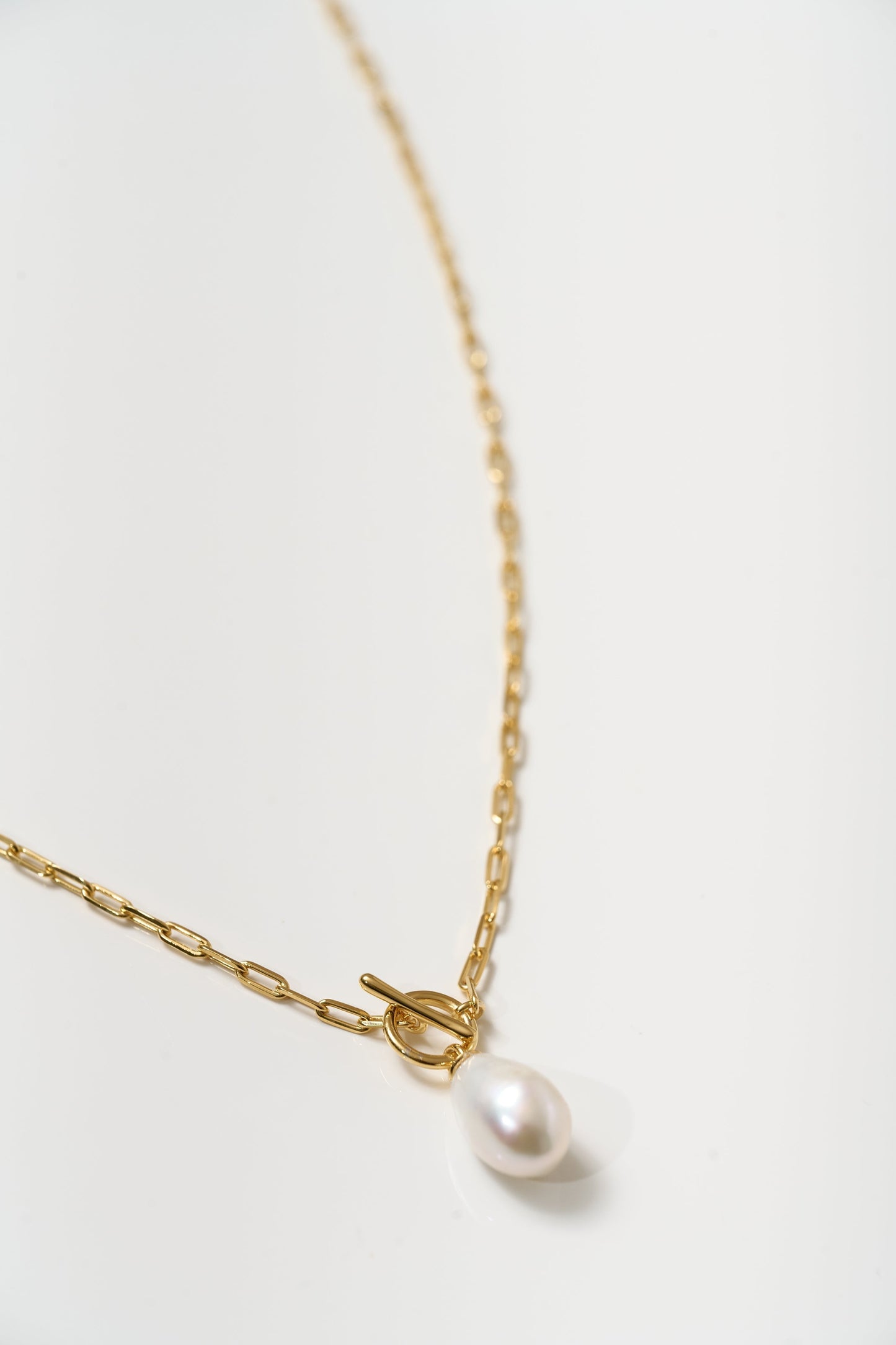 Rayi Necklace gold chain with single pearl pendant on white background