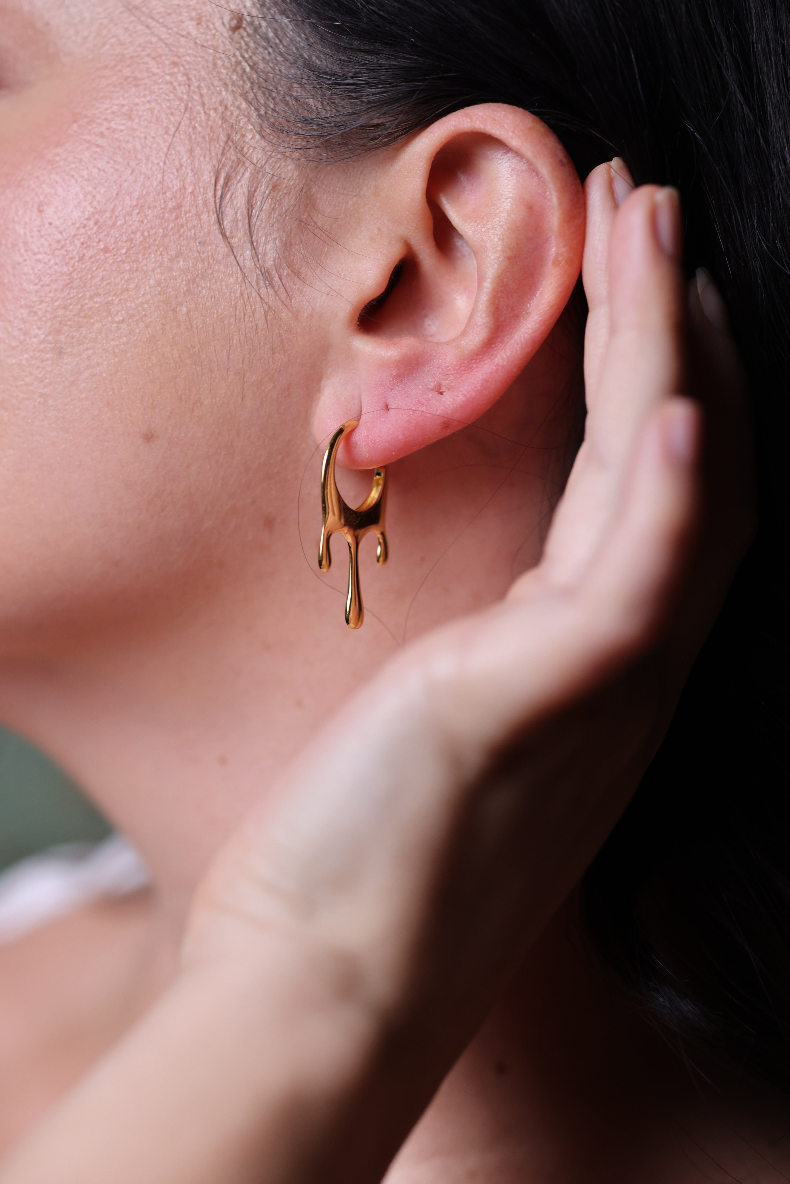 Vari Earring with wave-like, fluid open silhouette symbolizing natural motion and softness