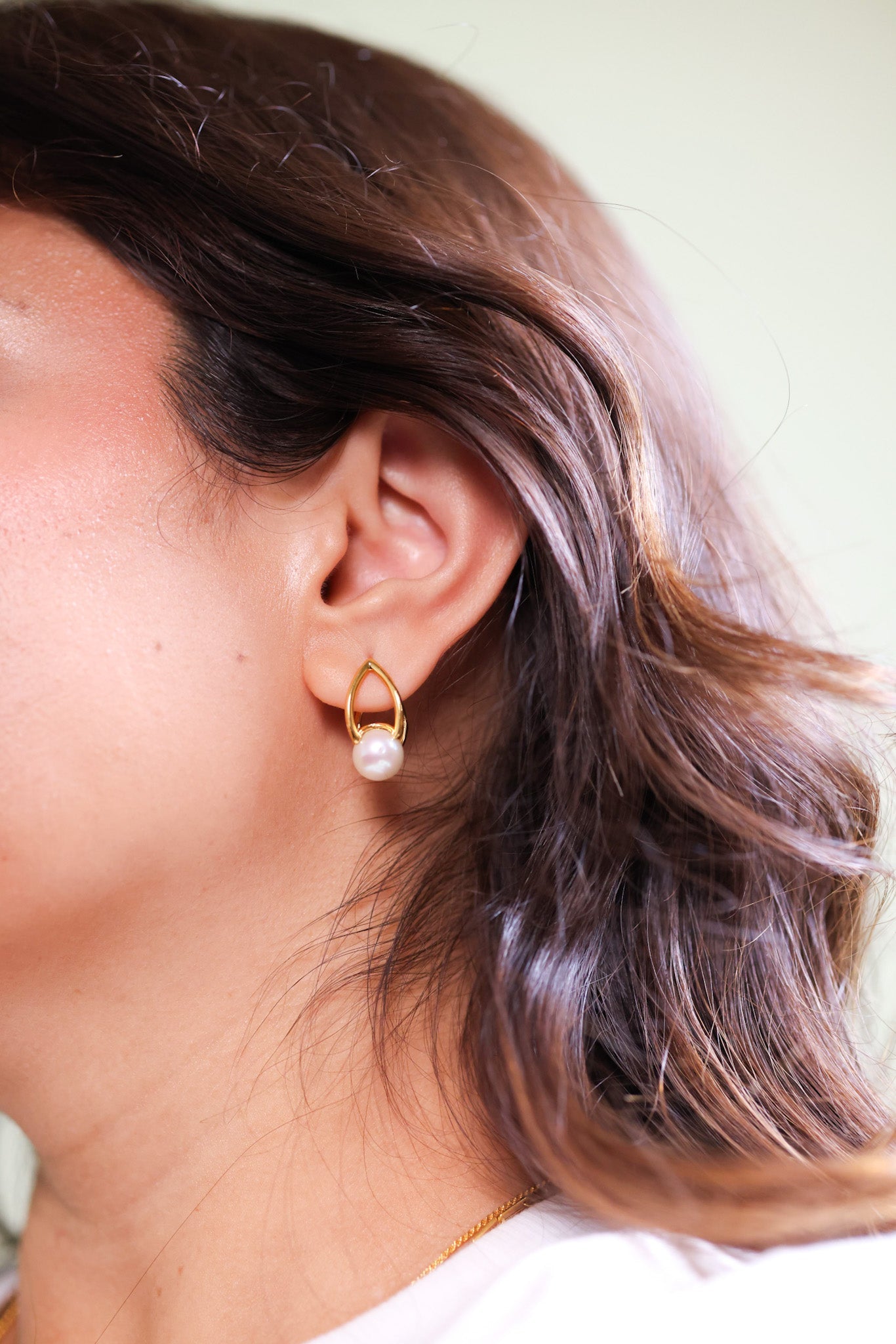 Shanta Earring with luminous pearl in open gold form balancing light and movement