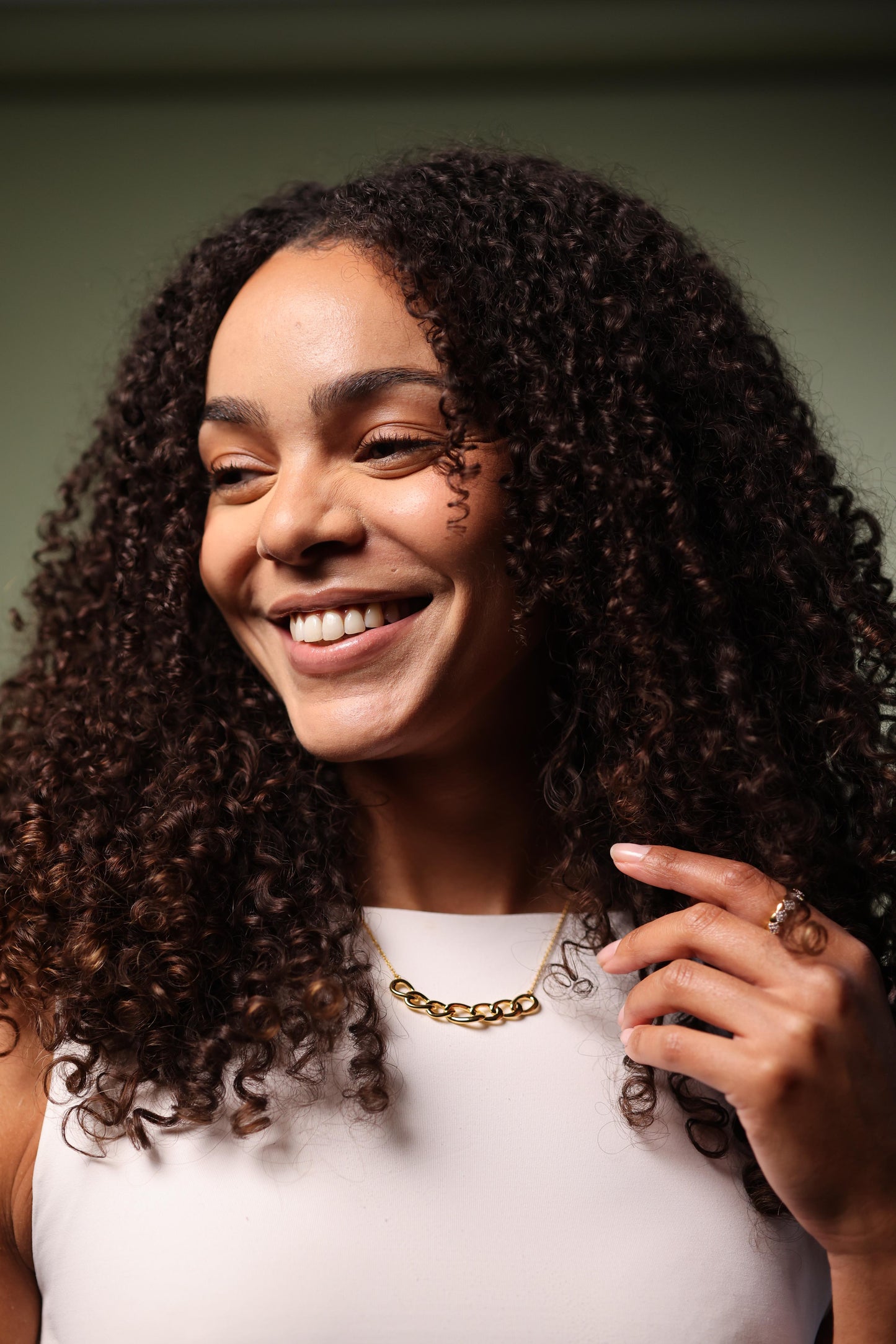 Gaath Necklace with softly linked forms resting naturally along the neckline, showcasing fluidity and understated elegance.