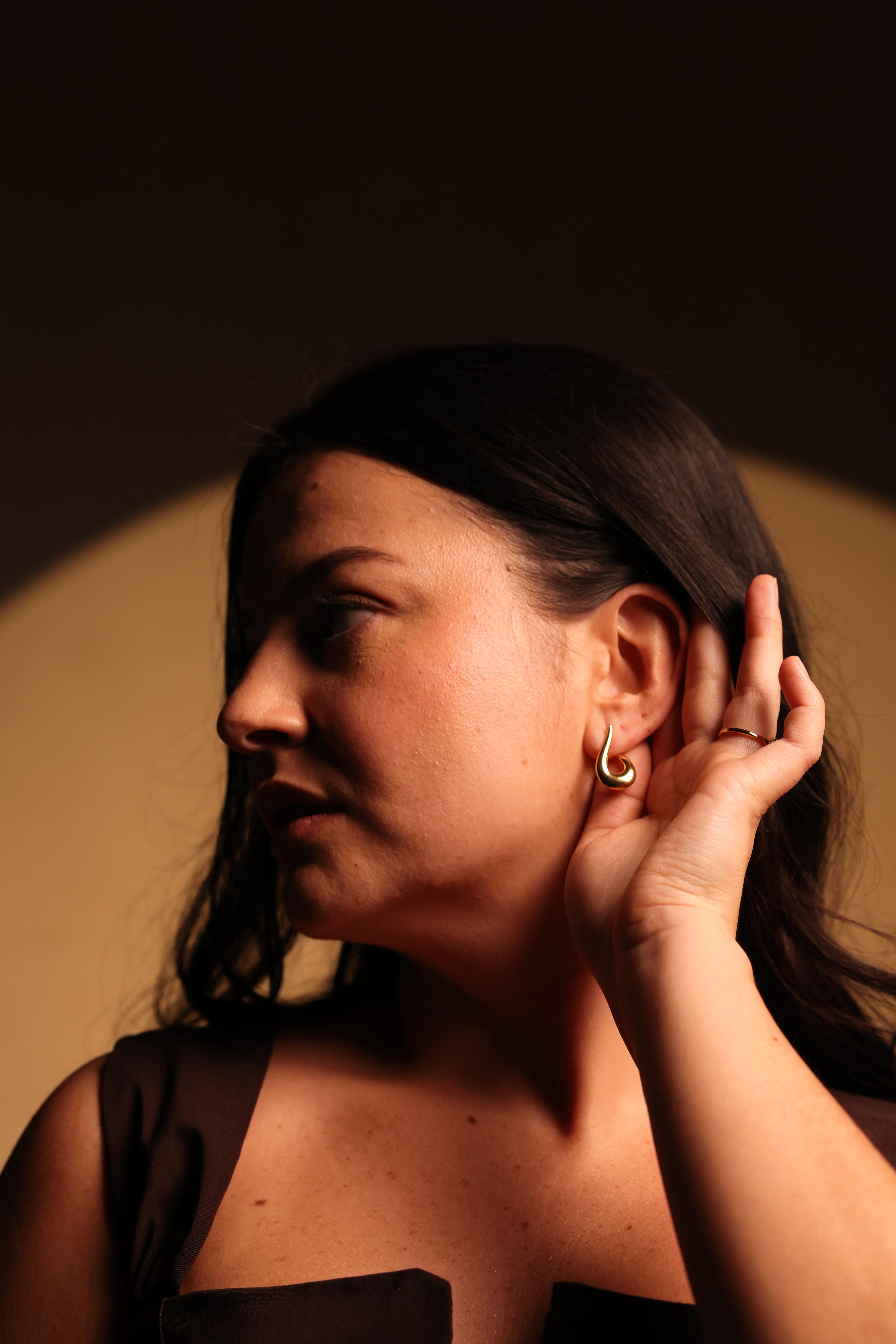 Sculptural Akar Earring with bold continuous curve and minimal expressive design