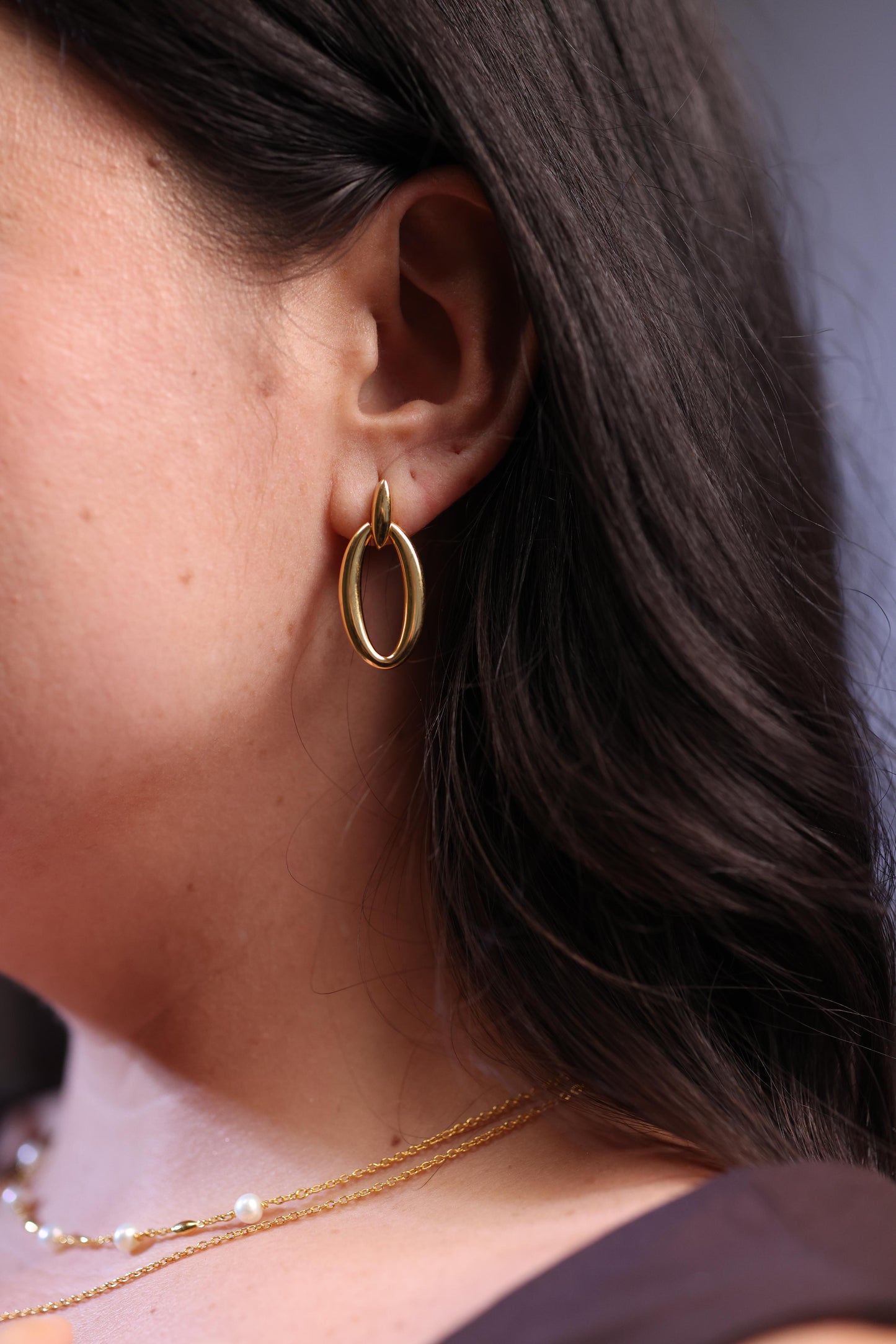 Avas Earring open oval silhouette with organic curve and light movement