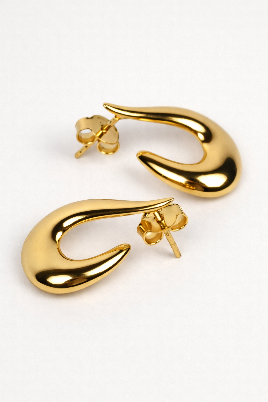 Sculptural Akar Earring with bold continuous curve and minimal design