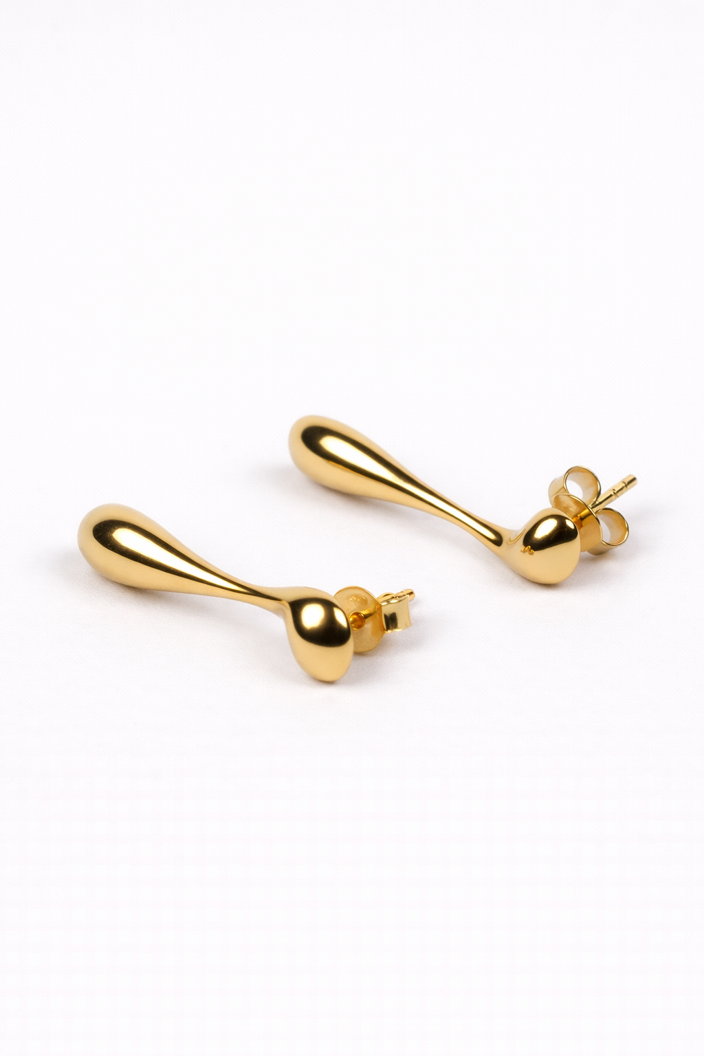 Minimalistic Dhara Earring with elongated fluid curve and sculptural design