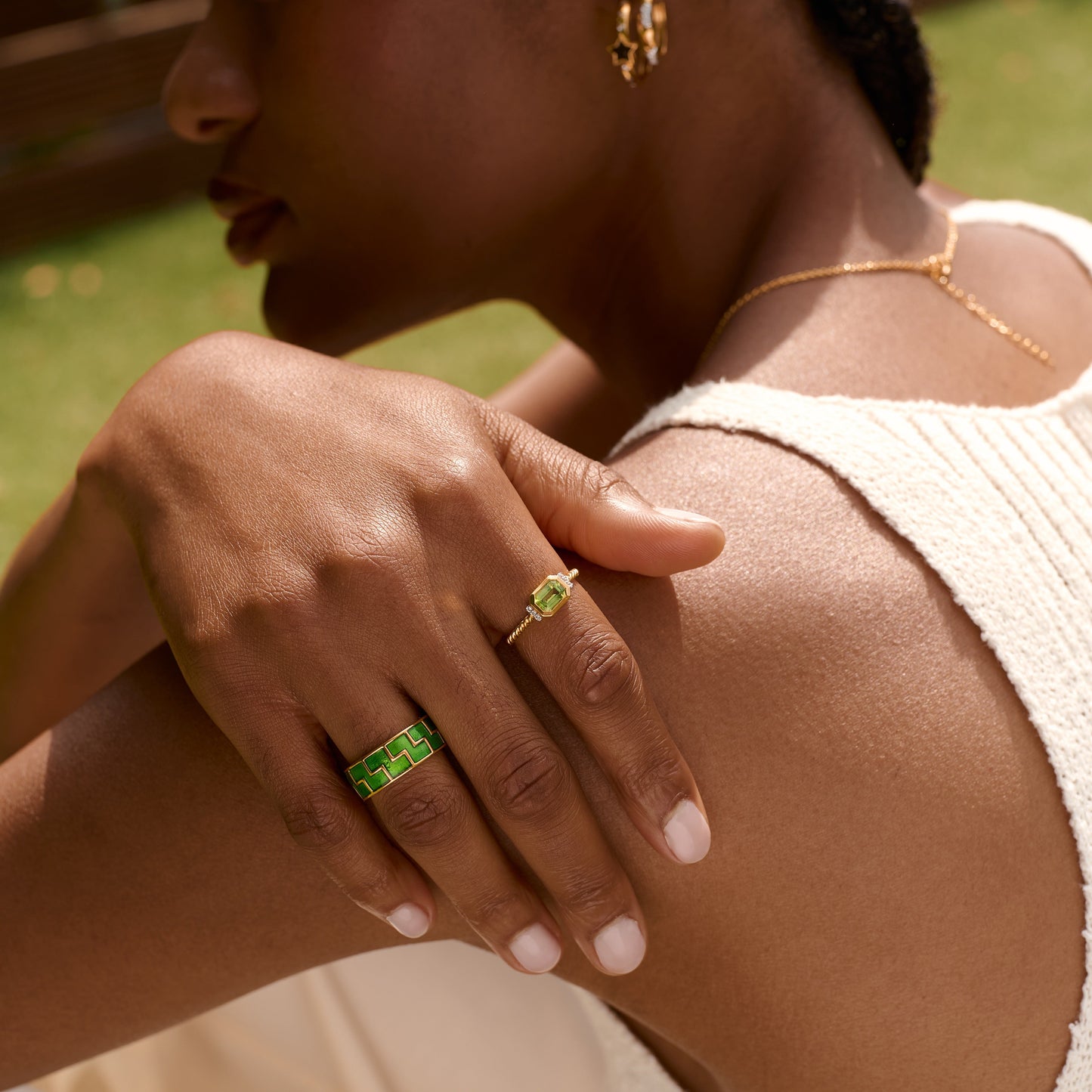 Solae Ring with green peridot and white topaz on woman's hand, radiant and elegant design