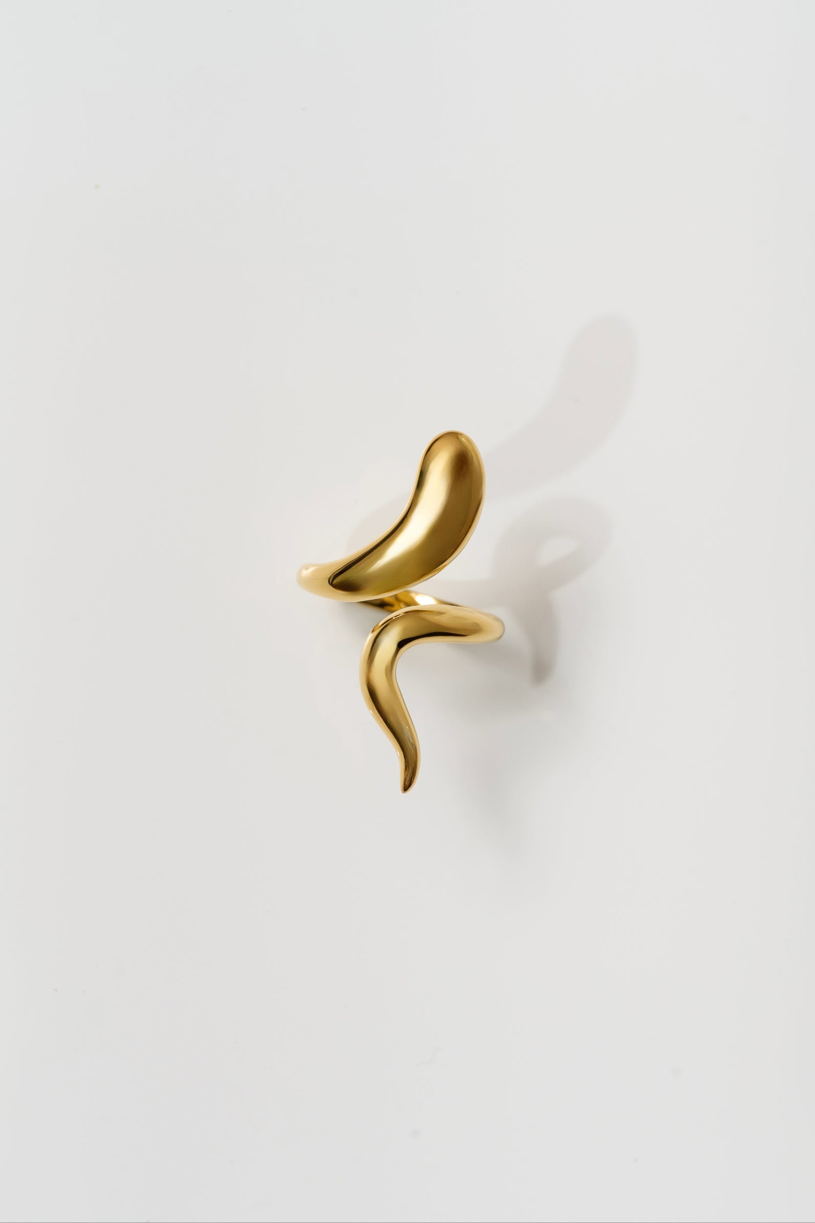 Saachi Ring elegant gold bold sweeping design