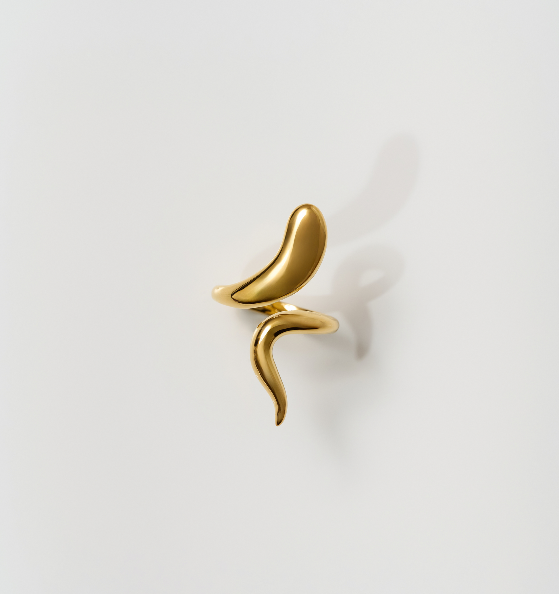 Saachi Ring elegant gold bold sweeping design jewelry accessory