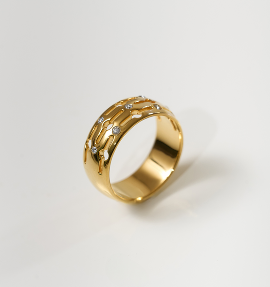 Golden Svar Ring with seven lab-grown diamonds inspired by sound and clarity