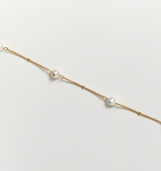 Shanai Bracelet with six pearls on delicate gold chain, elegant and peaceful design