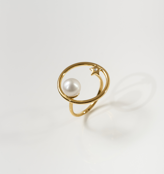 Amishti Ring with gold band featuring a pearl and star design