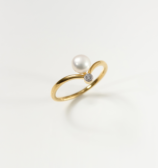 Sirna Ring gold band with pearl and star-shaped diamond detail