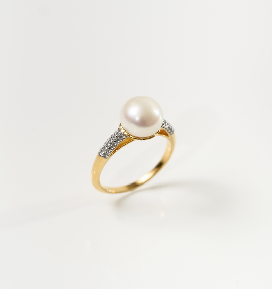 Sitara Ring with luminous pearl and 36 white topaz on gold band