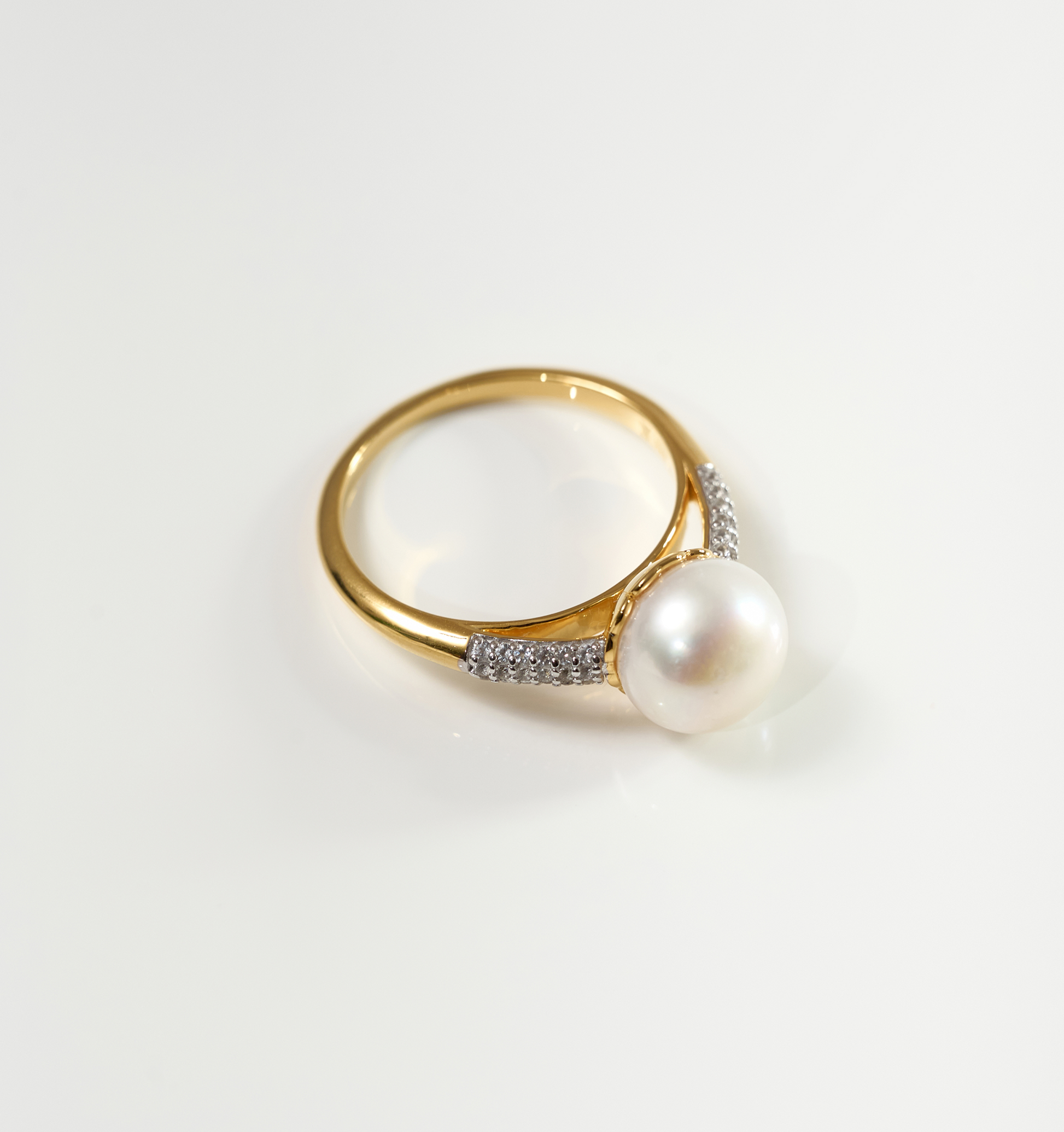 Sitara Ring with luminous pearl and 36 white topaz on gold band