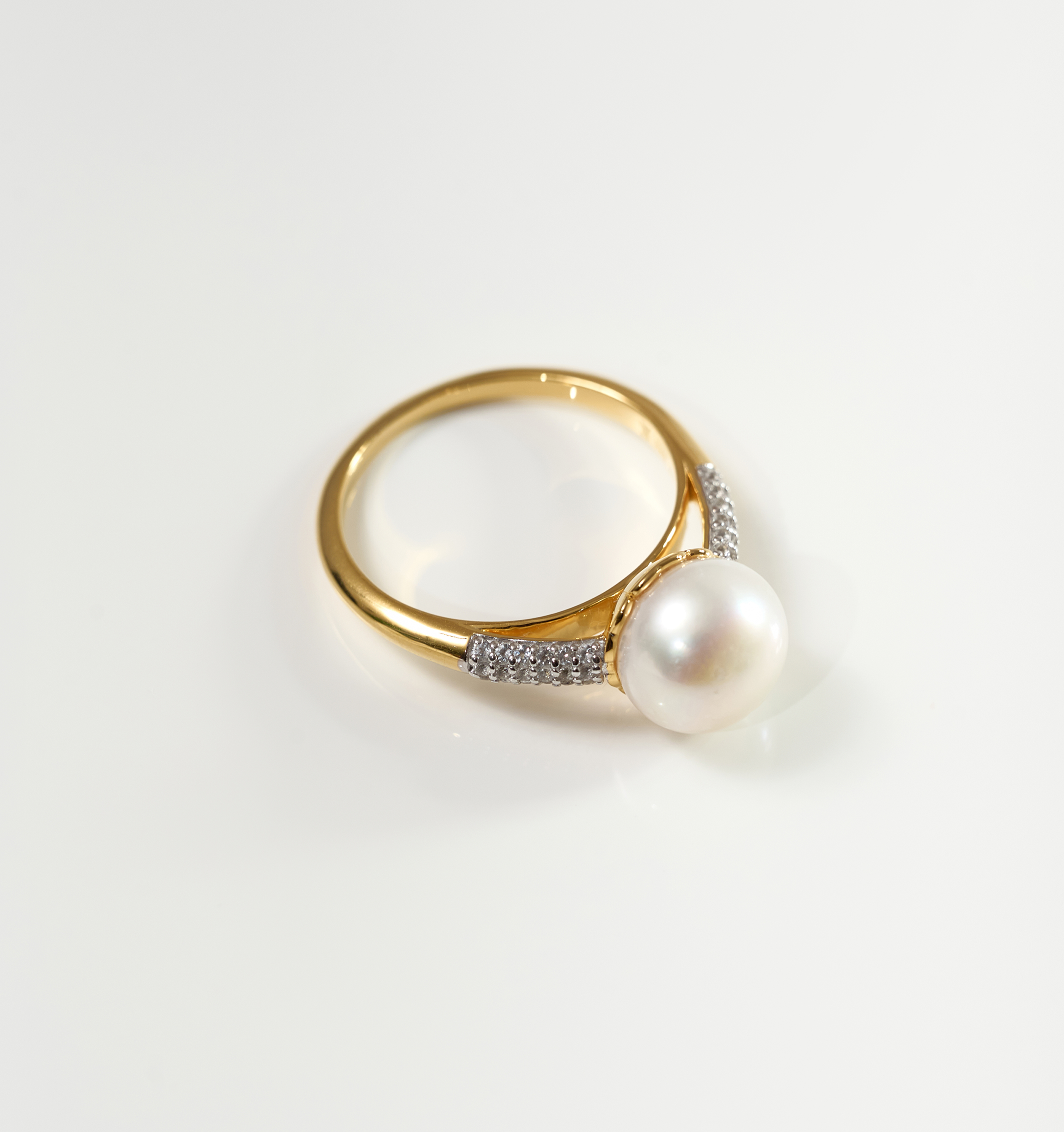 Sitara Ring with luminous pearl and 36 white topaz on gold band