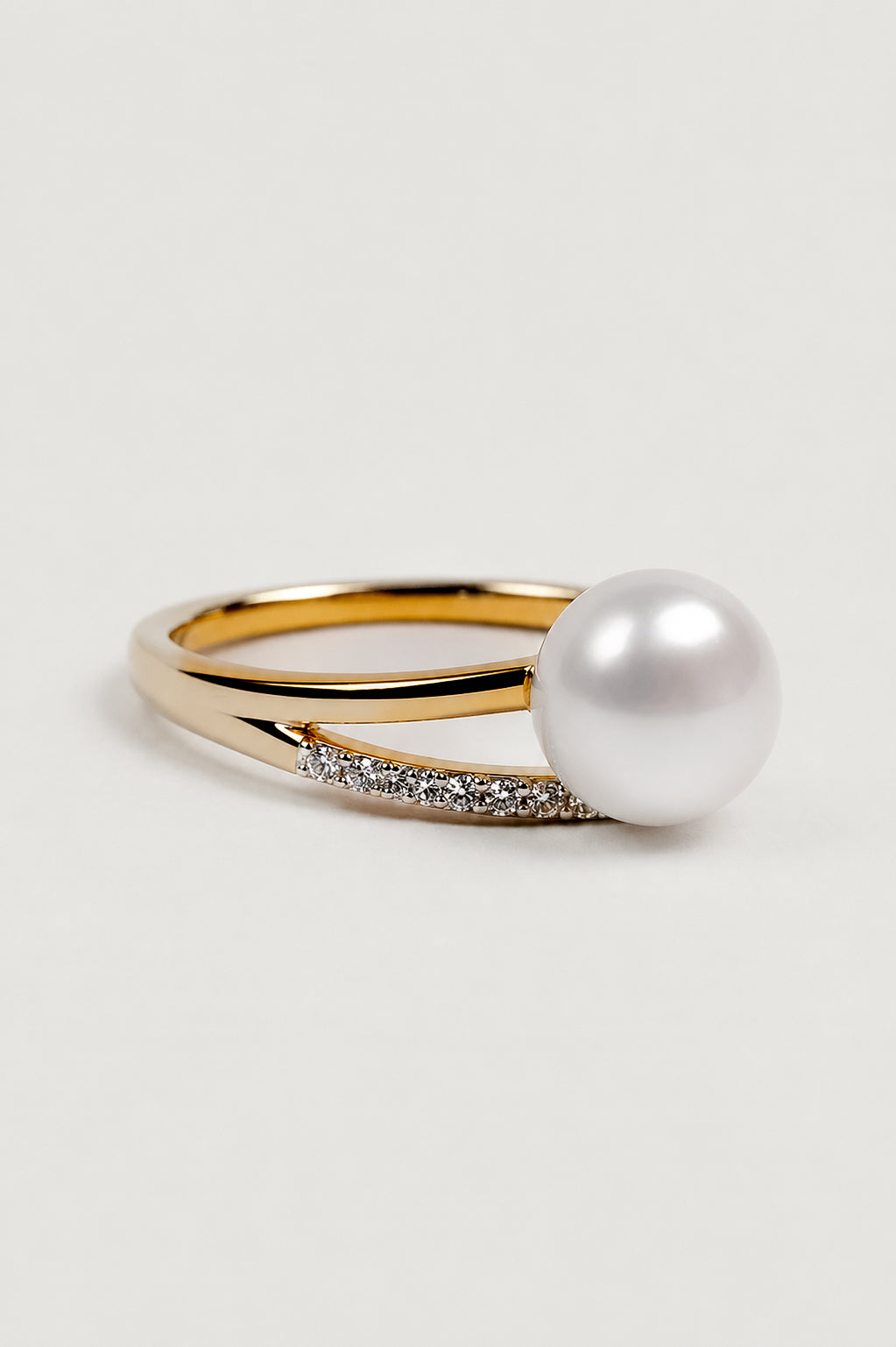 Disha Ring with angled pearl and lab-grown diamond eye silhouette design