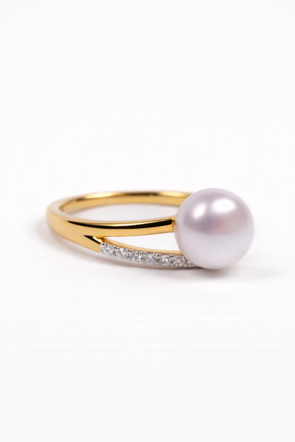 Disha Ring with luminous pearl and lab-grown diamonds forming an eye-like silhouette