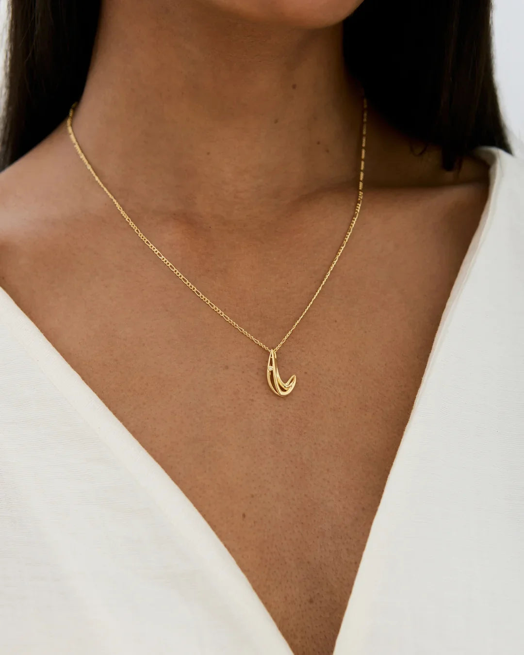 L एल Initial Necklace in gold-tone metal, with a fine chain and a small sculptural L-shaped pendant.