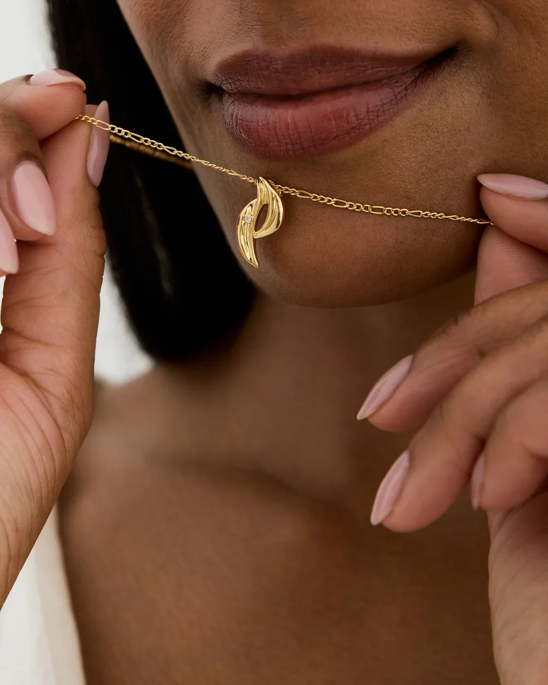 P पी Initial Necklace in polished gold-tone metal, featuring a slender sculpted letter pendant and fine chain.