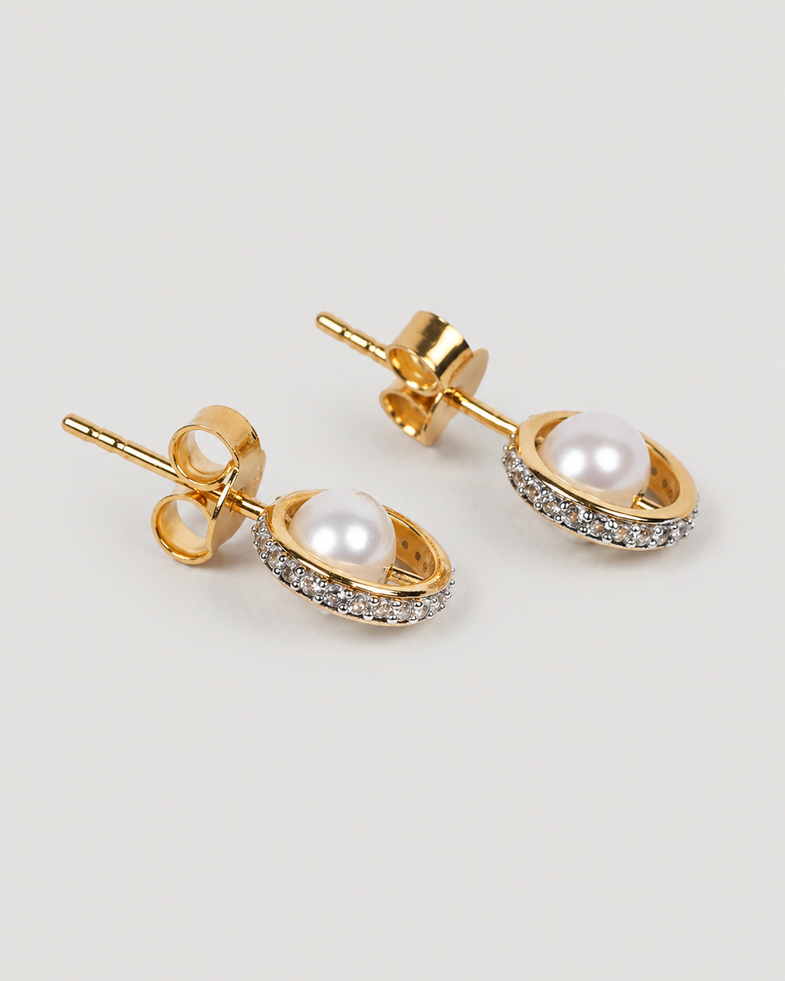Saumya Earring with luminous pearl and white topaz in elegant vertical design
