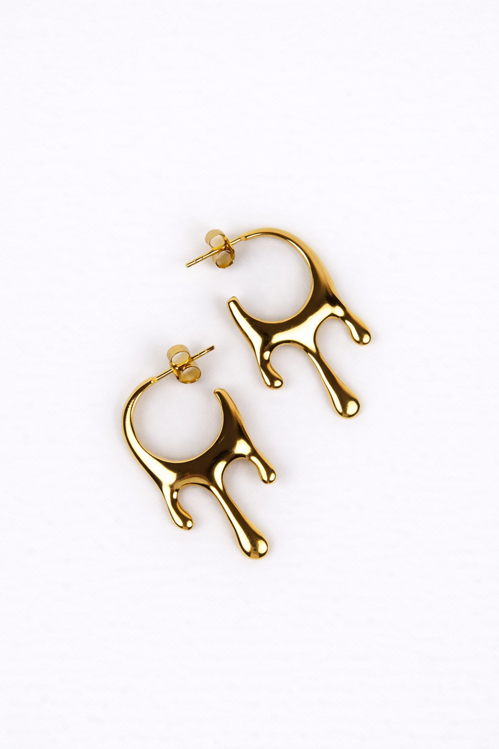 Vari Earring with wave-like open silhouette showcasing fluidity and organic design