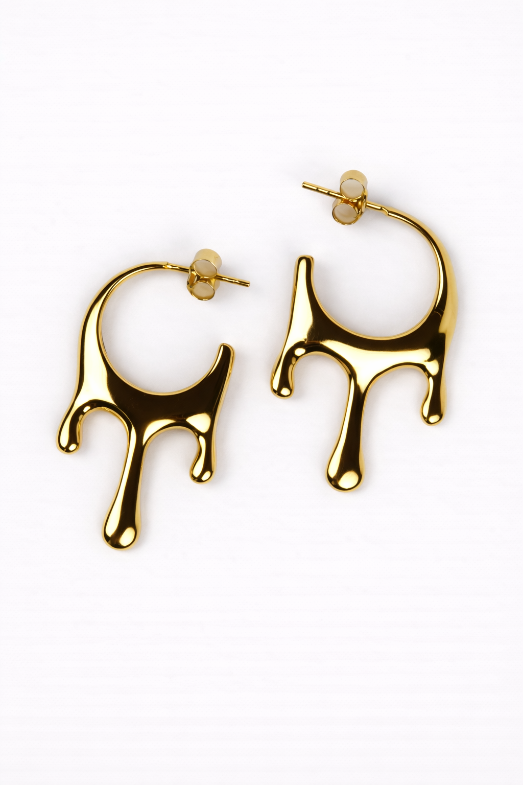 Vari Earring with wave-like open silhouette and fluid organic design